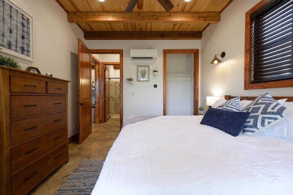 Little Dutch Cabin #1 - 12 Min To Magnolia-Baylor Bellmead エクステリア 写真